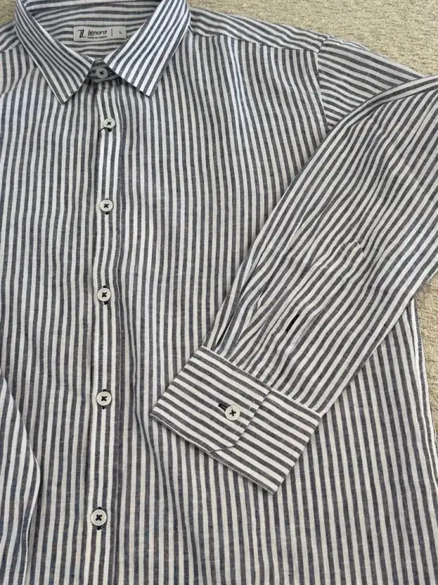 Chemise photographiée à plat au téléphone